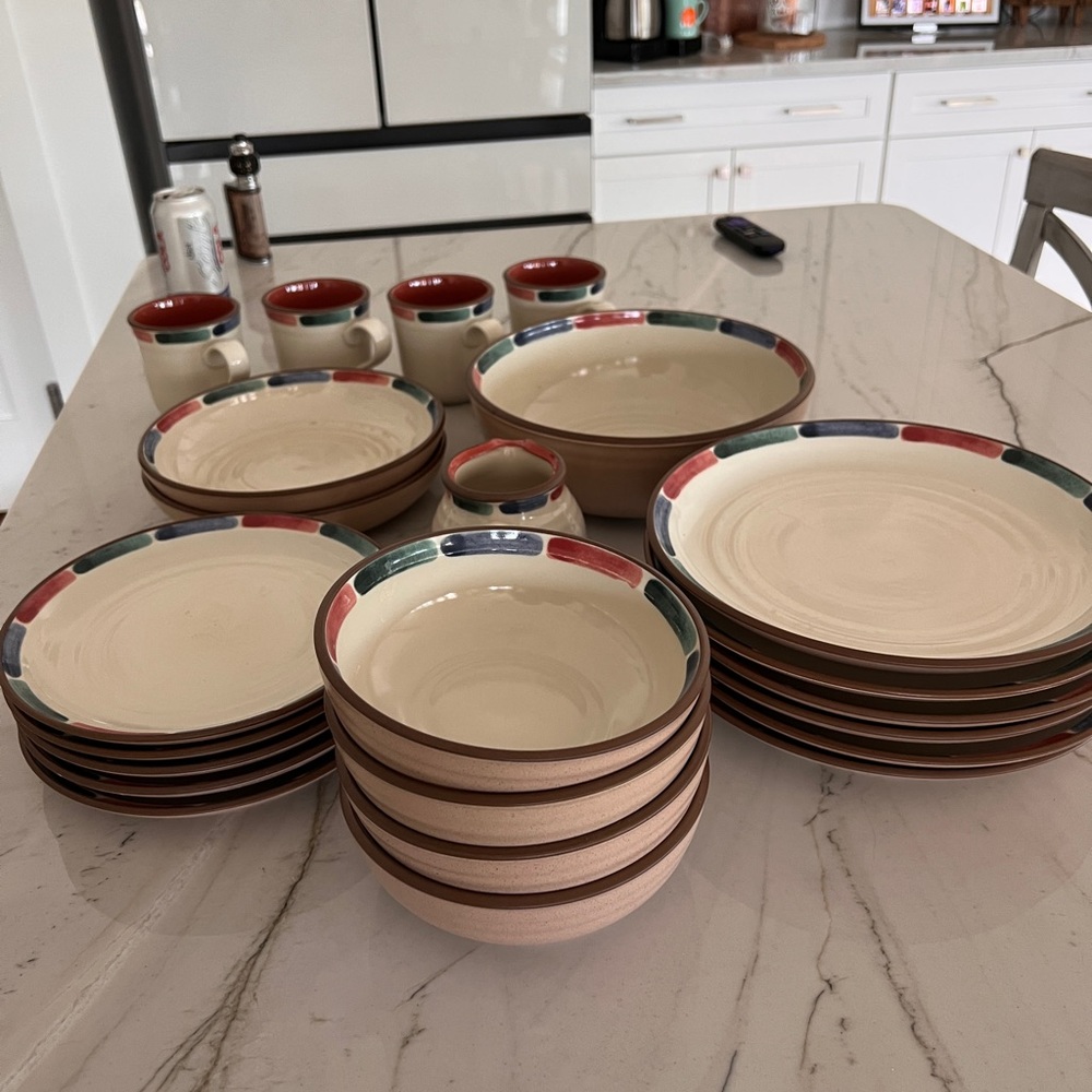 Noritake Warm Sands dish set. Noritake Warm Sands dishes place setting.